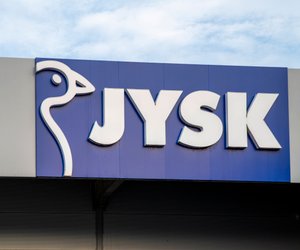 Jetzt bei Jysk: Das Strandtuch in hellem Gelb holen sich alle für den Urlaub am See