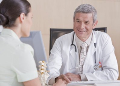 Gespräch zwischen Arzt und Patient Gespräch zwischen Arzt und Patient