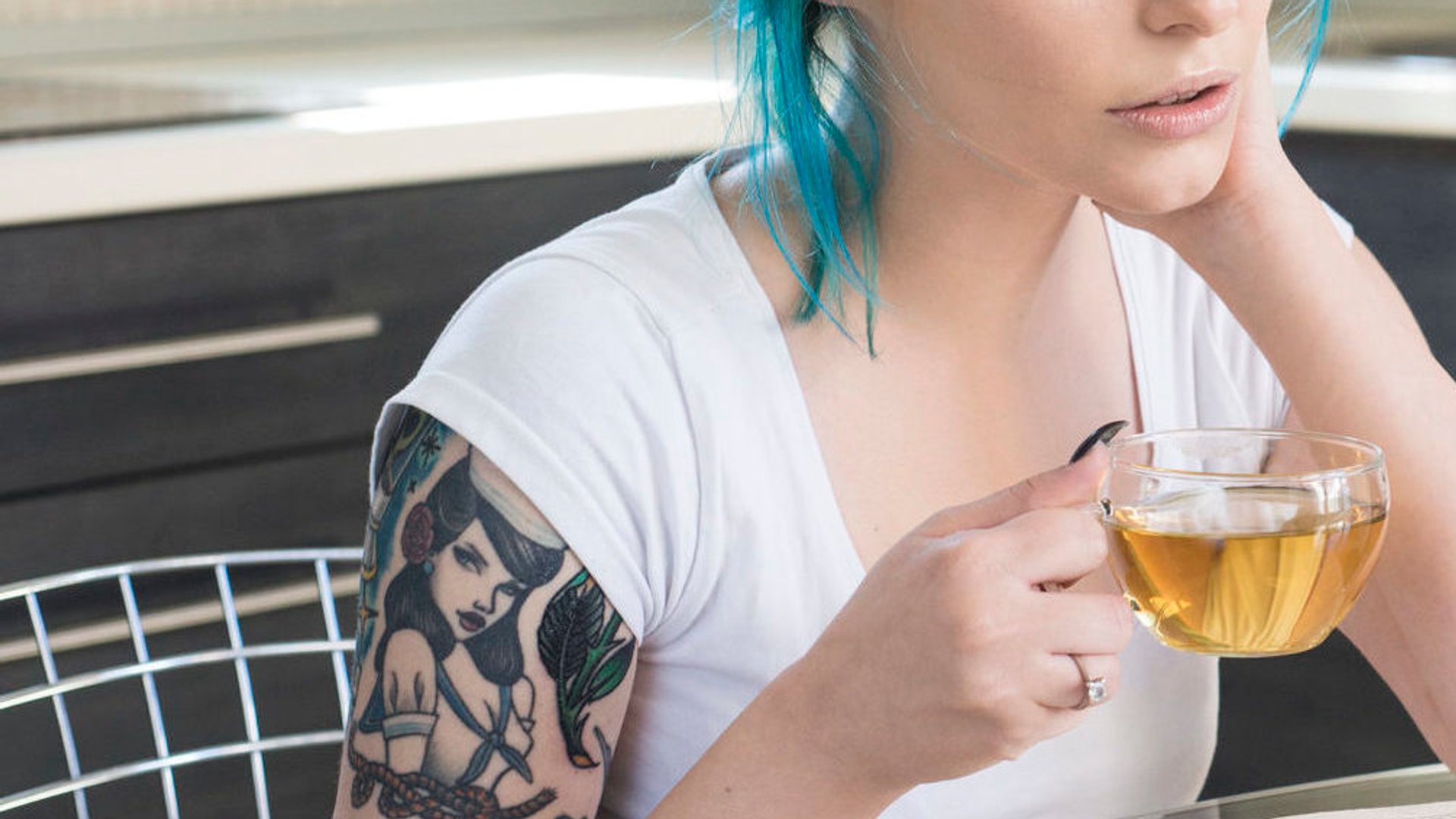 Frauen mit kurven und tattoos