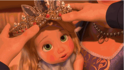 Baby Mädchen wird Krone aufgesetzt Prinzessin