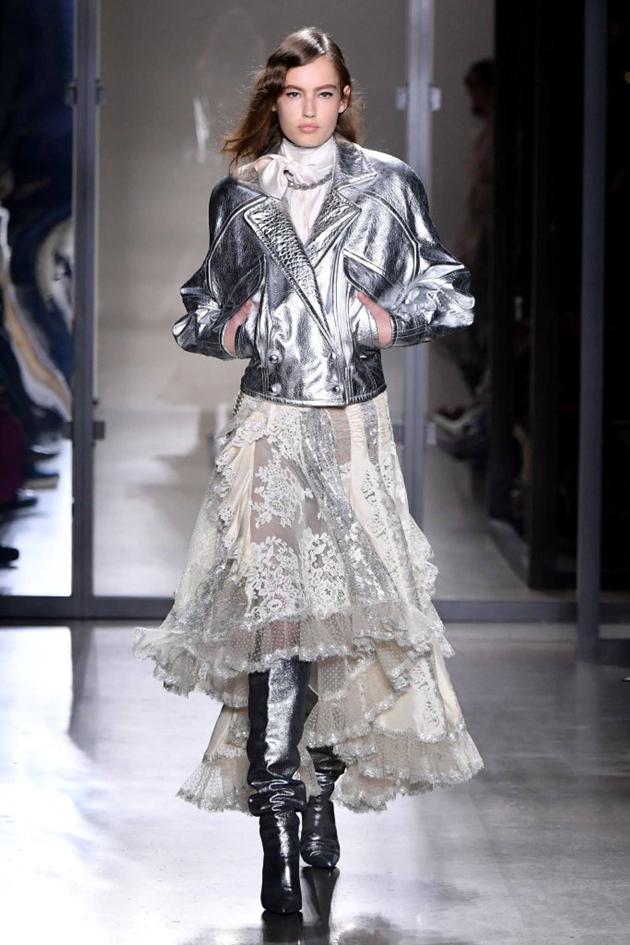 Model Fashion Week Metallic Jacke Model Fashion Week Metallic Jacke