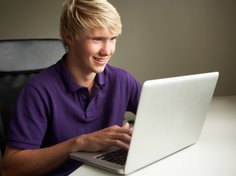 Jugendlicher am Laptop Jugendlicher am Laptop