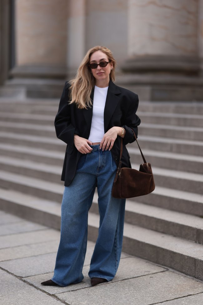 Wide Leg Jeans: So stylst du den angesagten Trend für 2025!
