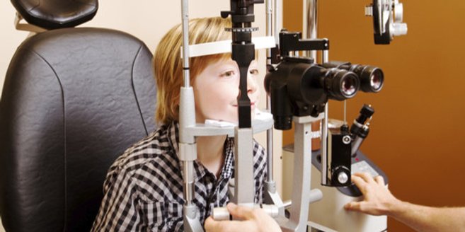 Blepharitis: Junge beim Augenarzt. Blepharitis: Junge beim Augenarzt.
