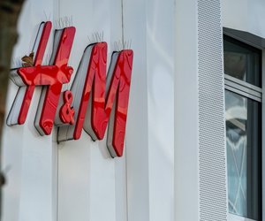 Ein Must-Have für Designliebhaber: Die exklusive Wandleuchte aus Metall von H&M