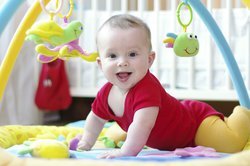 Dein Baby, 4 Monate, liebt es nun bunt. Dein Baby, 4 Monate, liebt es nun bunt.