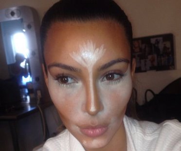 Kim Kardashian hat Contouring-Frabe im Gesicht