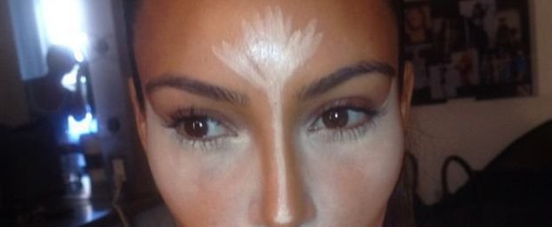 Kim Kardashian hat Contouring-Frabe im Gesicht