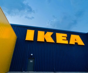 Festliche Eleganz: Der goldfarbene Kerzenhalter von Ikea verzaubert jeden Raum