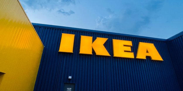 Glanzvolle Dekoration: Der goldfarbene Kerzenhalter von Ikea bringt Weihnachtsstimmung