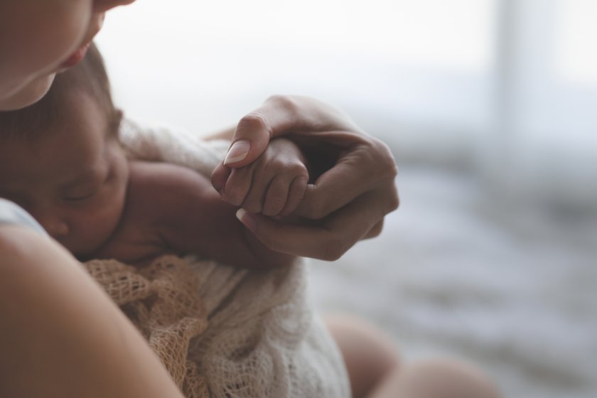 Väter verraten, wie die Geburt ihres Kindes war - Mama hält Baby