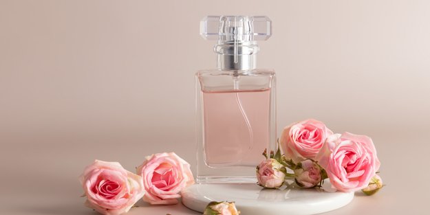 Mit schwarzer Rose und Labdanum: Schnapp dir dieses aromatische Parfum bei Rossmann