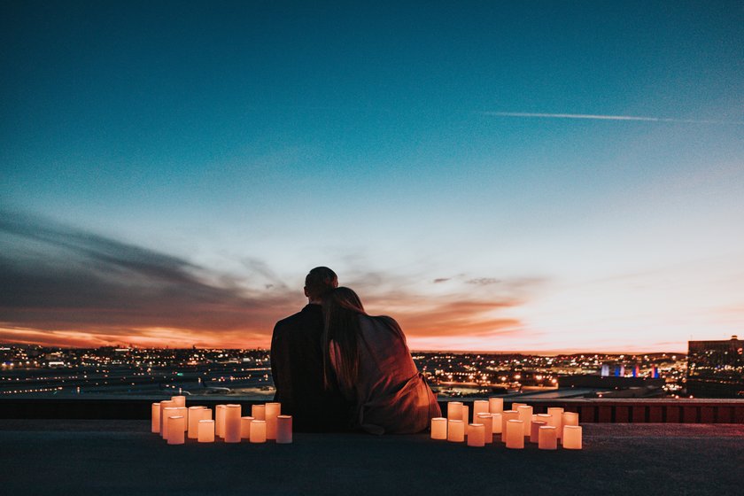 Paar mit Kerzen bei Sonnenuntergang
