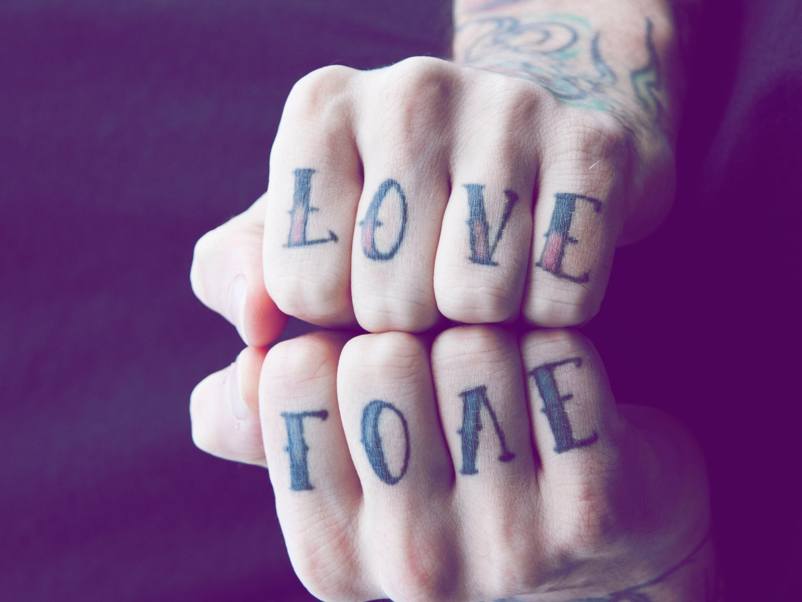 Knuckle Tattoo: Die besten Begriffe und Motive für die Finger