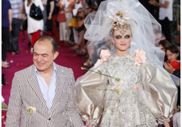 Designer Christian Lacroix mit einem Model auf einer Fashion Show Designer Christian Lacroix mit einem Model auf einer Fashion Show