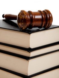 Werdende Mütter werden durch das Gesetz vor Kündigung, Lohnkürzung und gesundheitlichen Gefahren geschützt. Werdende Mütter werden durch das Gesetz vor Kündigung, Lohnkürzung und gesundheitlichen Gefahren geschützt.