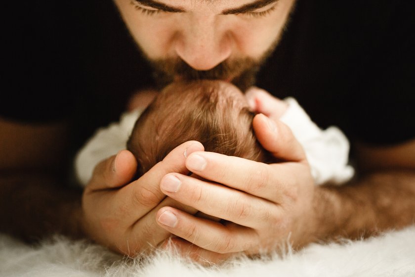 Väter verraten, wie die Geburt ihres Kindes war - Vater küsst Baby