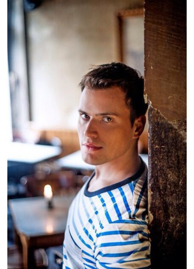 Rocco Stark beleidigt Micaela. Rocco Stark beleidigt Micaela.