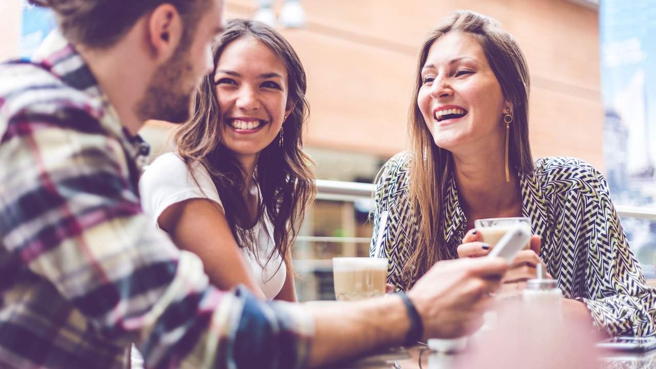 Menschen reden am Tisch