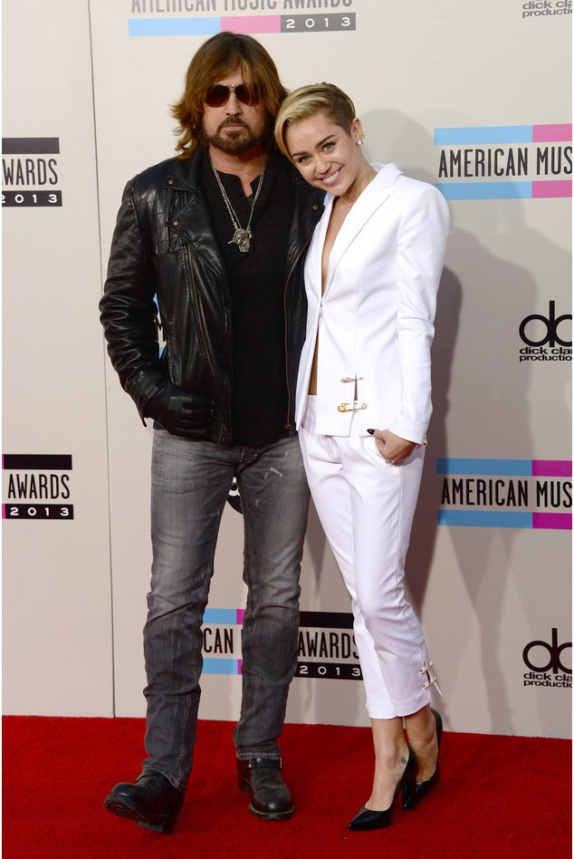 Miley Cyrus mit ihrem Vater bei den American Music Awards Miley Cyrus mit ihrem Vater bei den American Music Awards