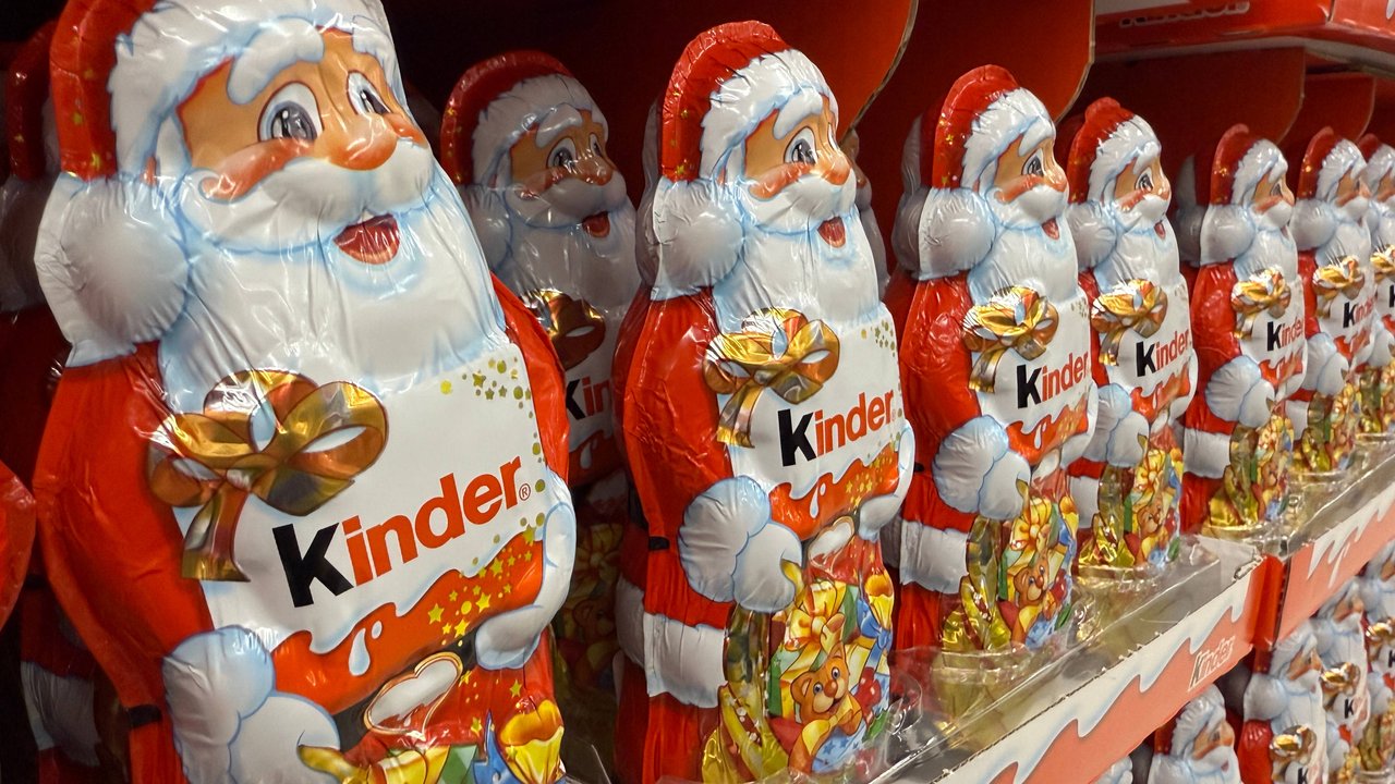 kinder hat verschiedene Adventskalender im Sortiment.