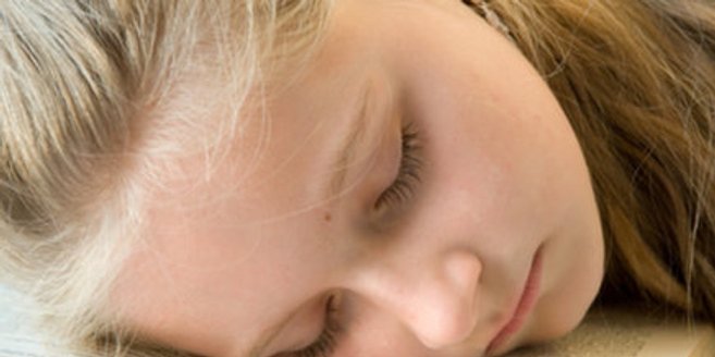 Lernen im Schlaf: Mädchen schläft auf Buch Lernen im Schlaf: Mädchen schläft auf Buch