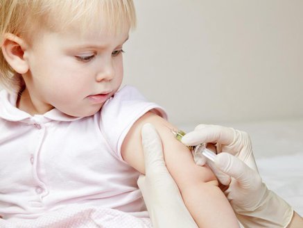 Kind bekommt Impfung