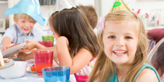 Kinderfest: Kinder feiern Geburtstag