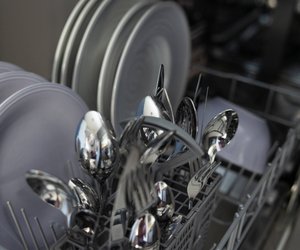 3 Tricks, um weißen Belag in der Spülmaschine zu entfernen und zu verhindern