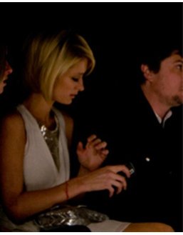 Paris Hilton bei der Show von William Rast mit ihrem Handy Paris Hilton bei der Show von William Rast mit ihrem Handy