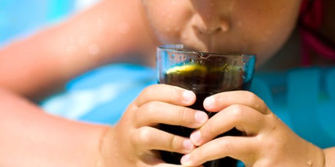 Kinder sollten möglichst keine koffeinhaltigen Getränke zu sich nehmen. Kinder sollten möglichst keine koffeinhaltigen Getränke zu sich nehmen.