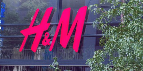 Mega-Trendteil bei H&M: Dieses Strickkleid wollen wir alle für den Winter!