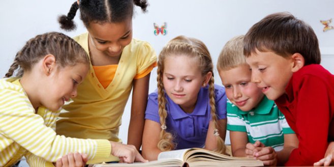 Vorschule im Kindergarten: Kinder schauen in ein Buch