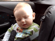 Baby schläft im Auto, wird plötzlich wach und lächelt