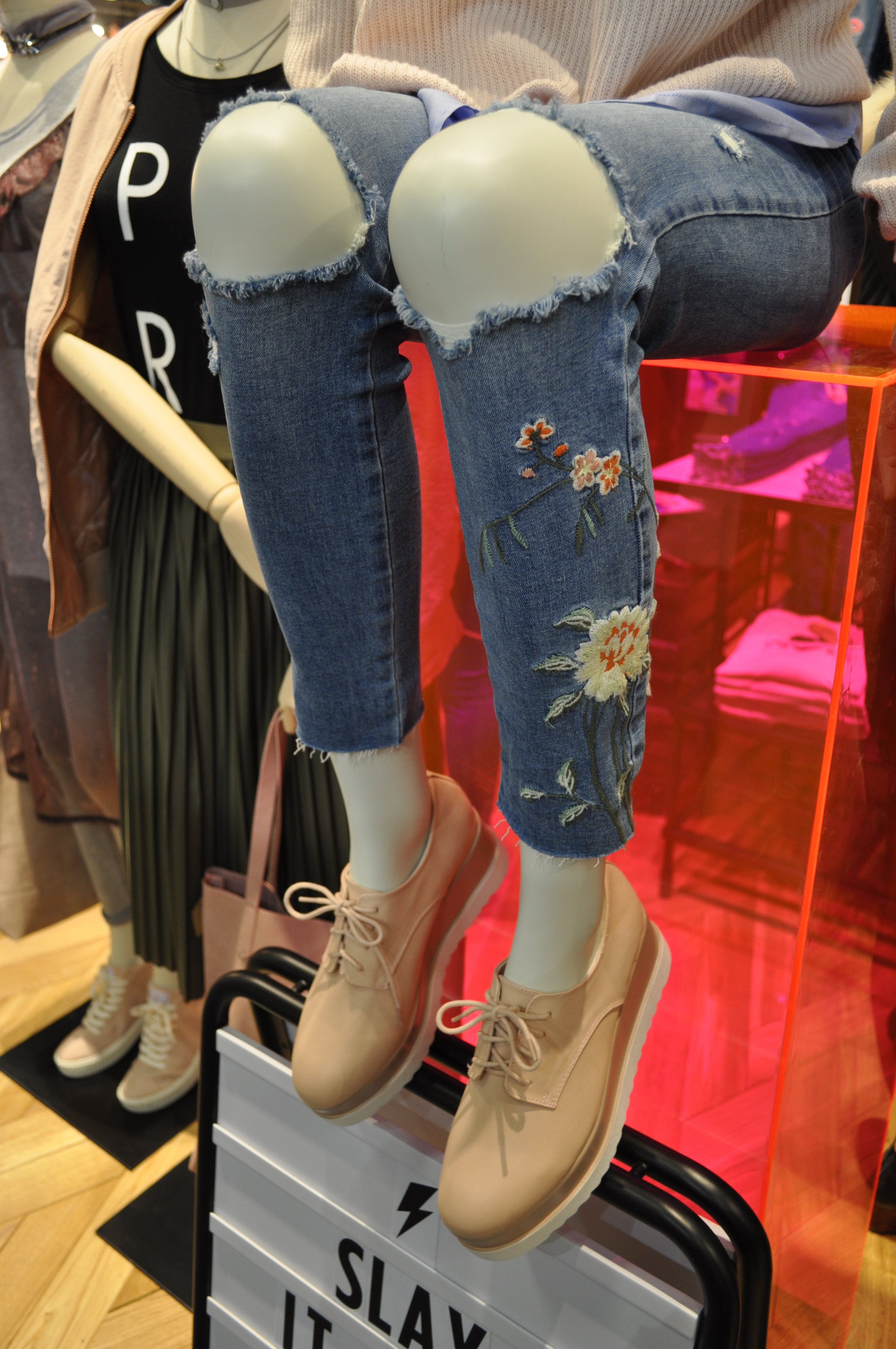 Am Knie zerrissen, aufgetrennter Saum, coole Applikationen: so sollten Jeans der Saison aussehen.