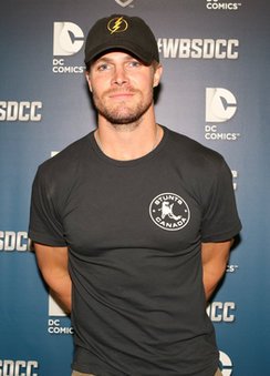 Stephen Amell ist aus der Serie „Arrow“ bekannt Stephen Amell ist aus der Serie „Arrow“ bekannt