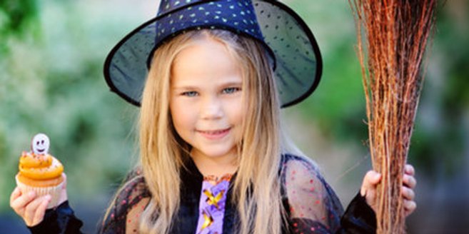 Kleines Mädchen hat sich zu Halloween als Hexe verkleidet. Kleines Mädchen hat sich zu Halloween als Hexe verkleidet.