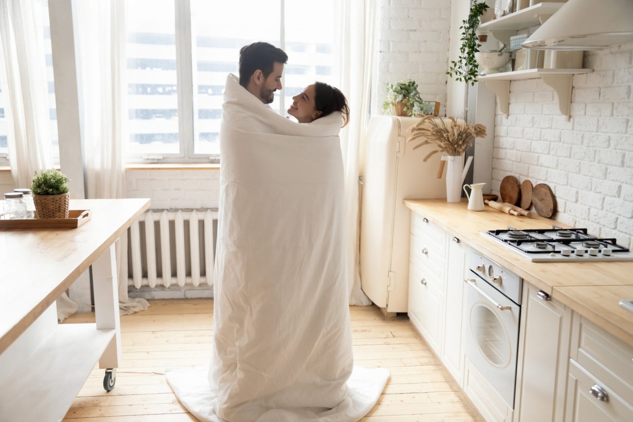 Paar zu Hause Decke Paar zu Hause Decke