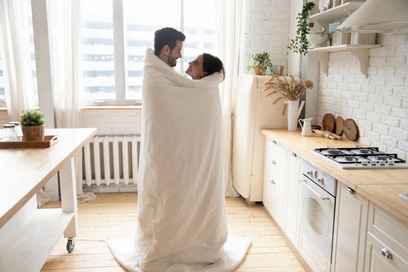 Paar zu Hause Decke Paar zu Hause Decke