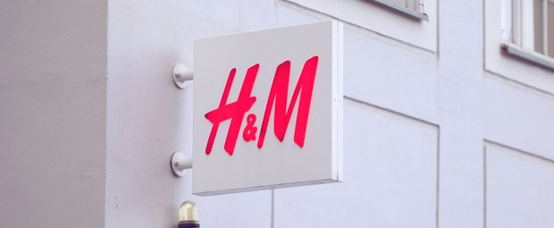 Bei H&M gibt es sieben günstige Jeans für die du nicht mal 30 Euro zahlst