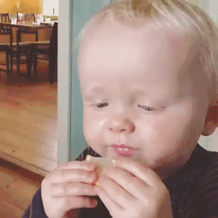 Baby mit Zitrone Baby mit Zitrone