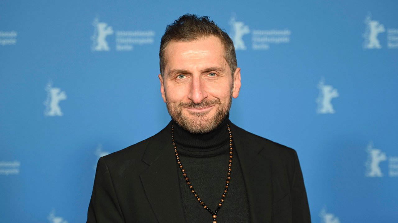 Tim Seyfi bei der Premiere des Kinofilms „Verbrannte Erde“ auf der Berlinale 2024.