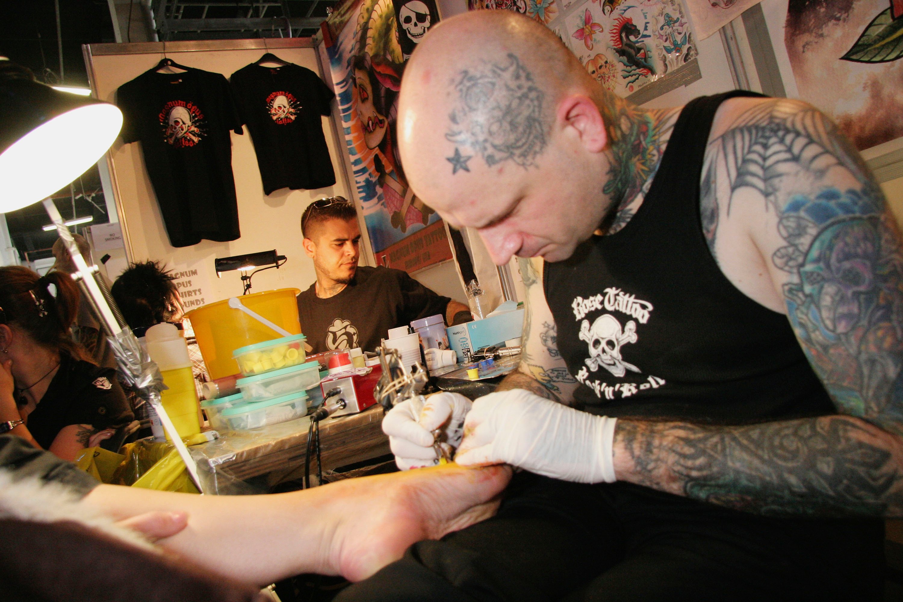 Da viele an den Füßen so besonders sensibel sind, ist die Angst vor dem Tattoo am Fuß besonders hoch.