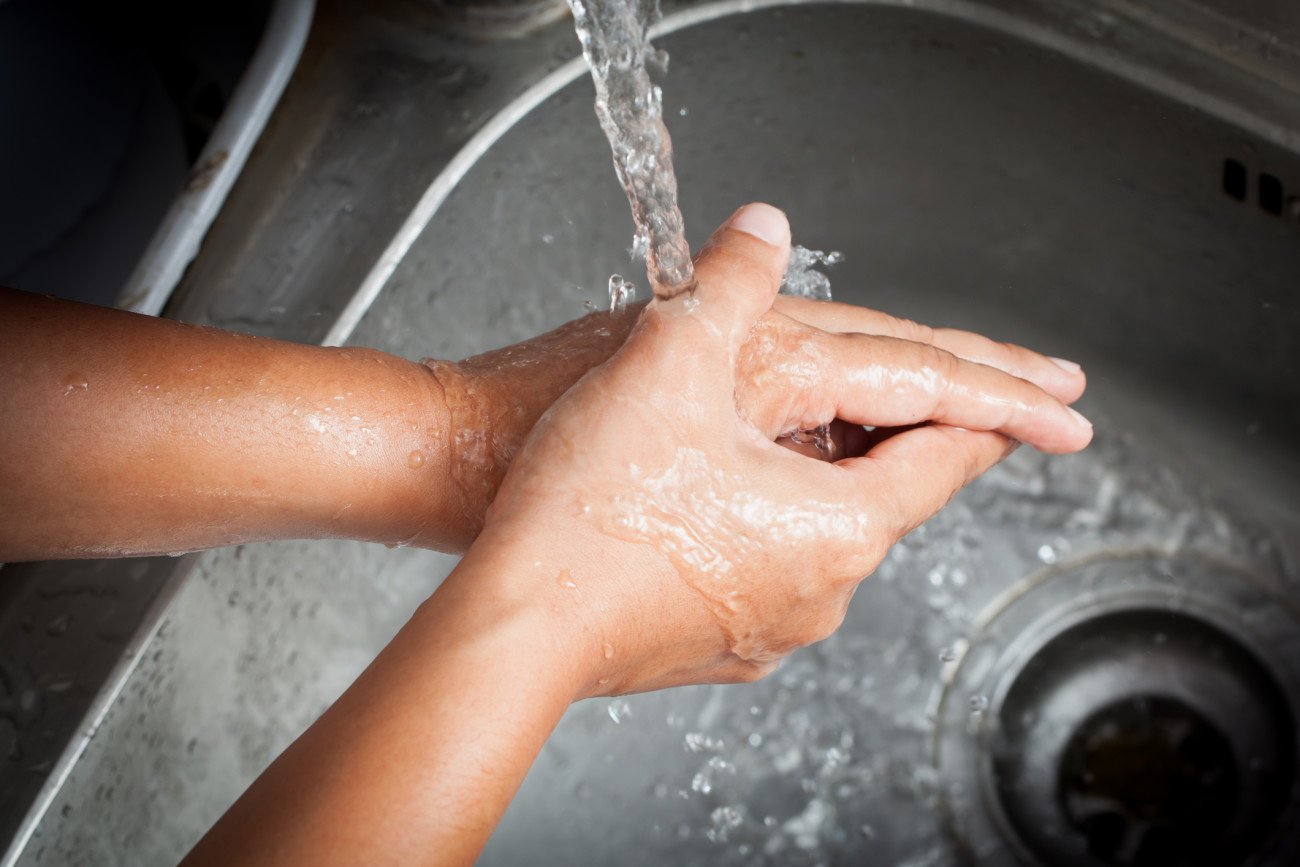Schwitzige Hände waschen