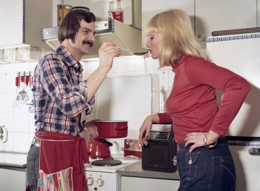 Mann und Frau am kochen
