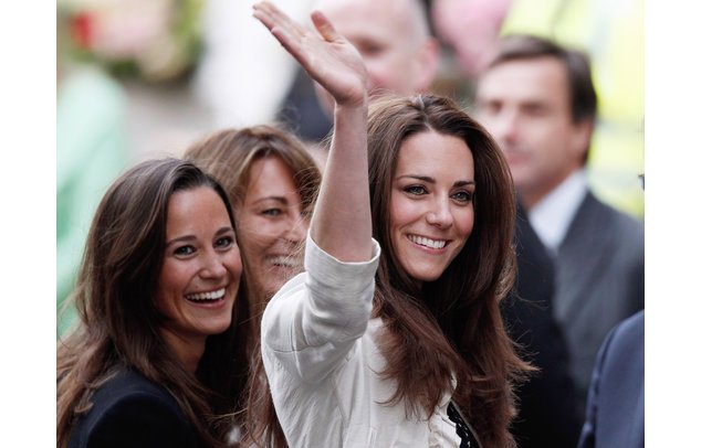 Kate und Pippa bester Laune. Kate und Pippa bester Laune.