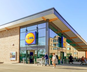 Dieses beliebte Gläserset von Lidl bringt die Farben des Sommers auf deinen Esstisch