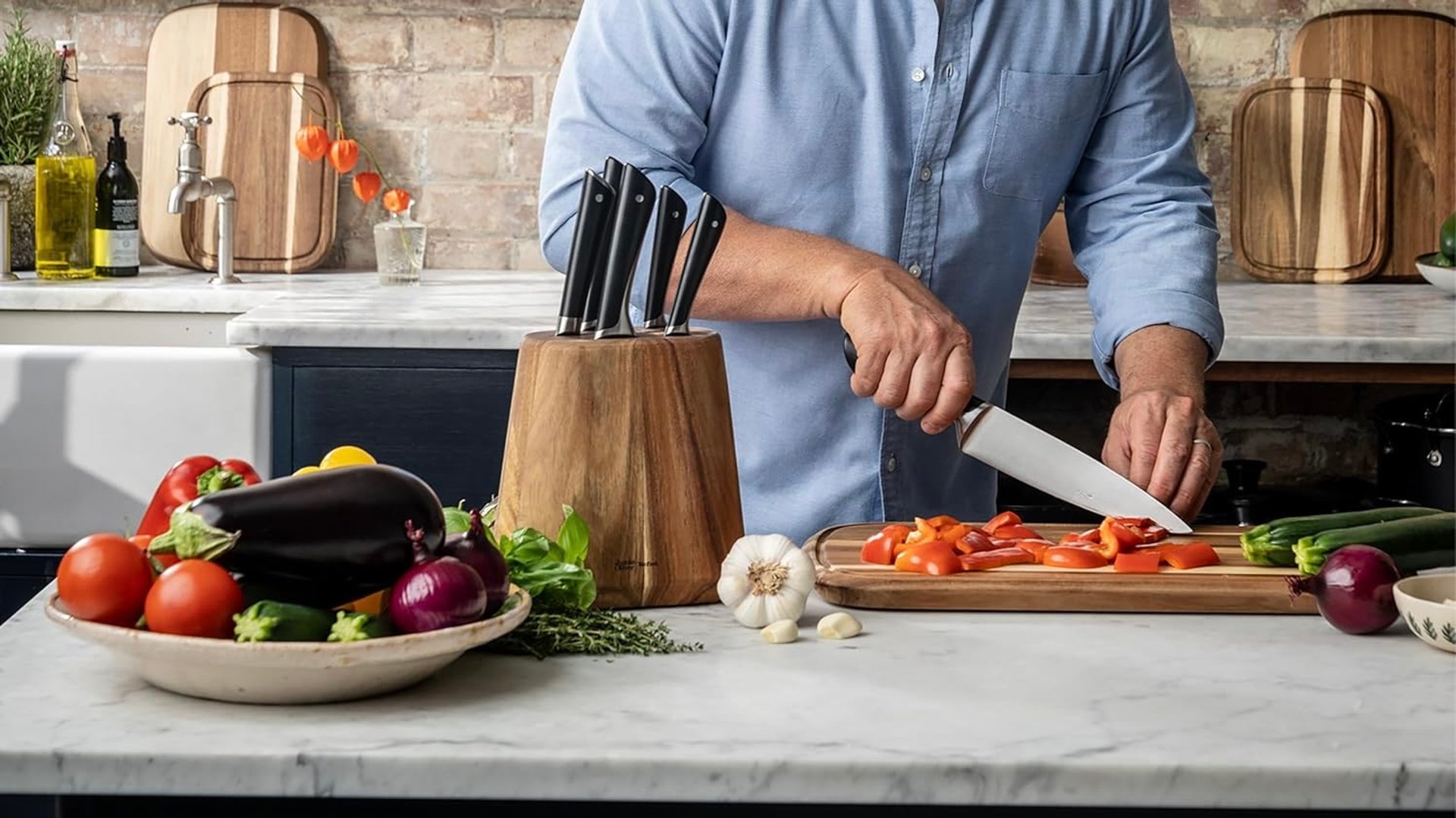 Dieser-Jamie-Oliver-Messerblock-aus-Akazienholz-ist-ein-absoluter-Hingucker-in-deiner-K-che