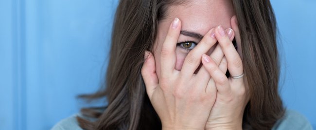 9 Dinge, die Frauen heimlich auf der Toilette machen