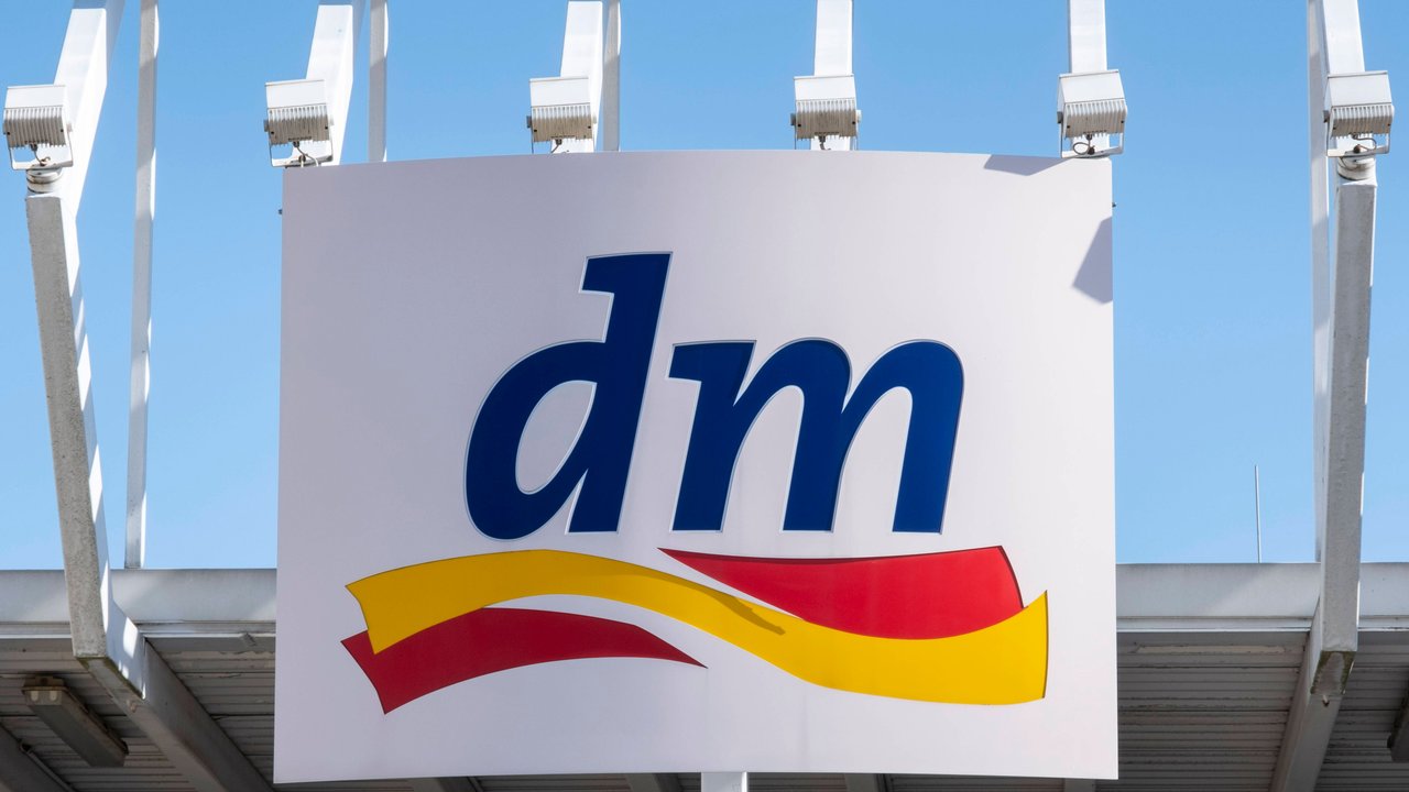 Schild und Logo vom Drogeriemarkt dm Dortmund